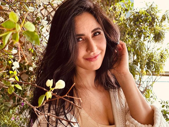 Flawless Katrina Kaif Poses With Zero Make Up